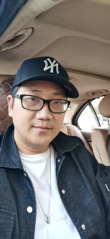 拥抱幸福的第一张照片--上杭征婚网